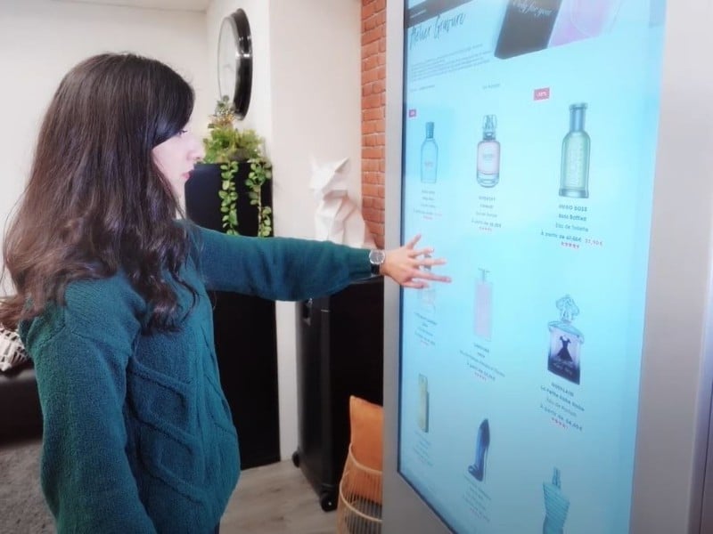 Digitalisation et phygital d'un magasin avec un totem tactile