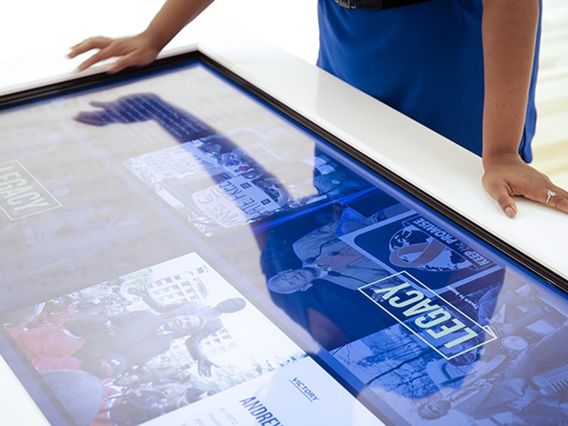 Arrivée du digital, digitalisation du parcours client en point de vente avec une table tactile