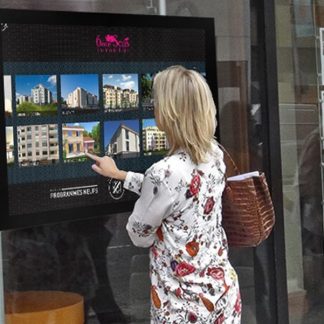 Marketing : écran vitrine numérique interactif tactile sans contact dans une agence immobilière