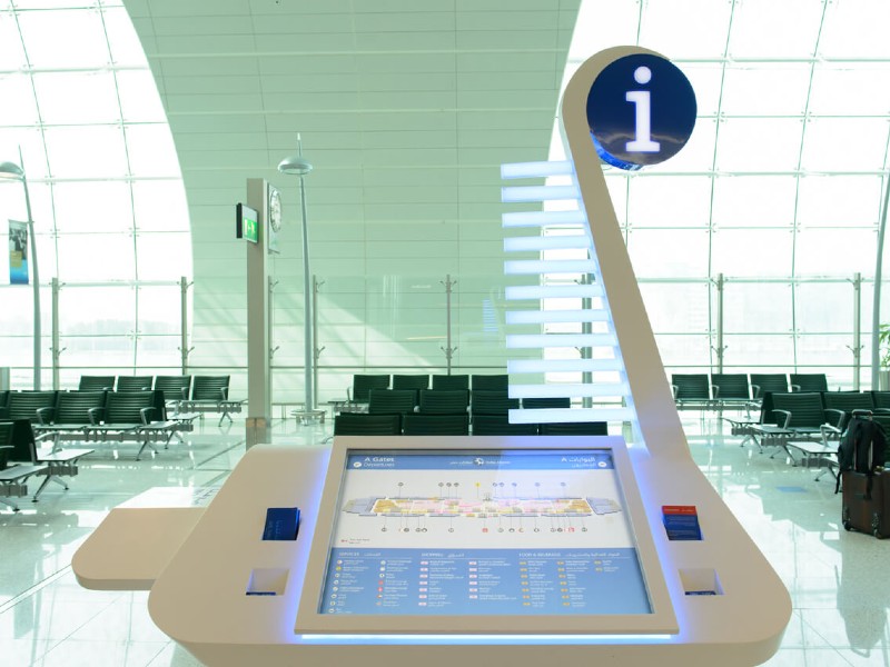 Borne interactive aéroport wayfinder enregistrement, transports en commun