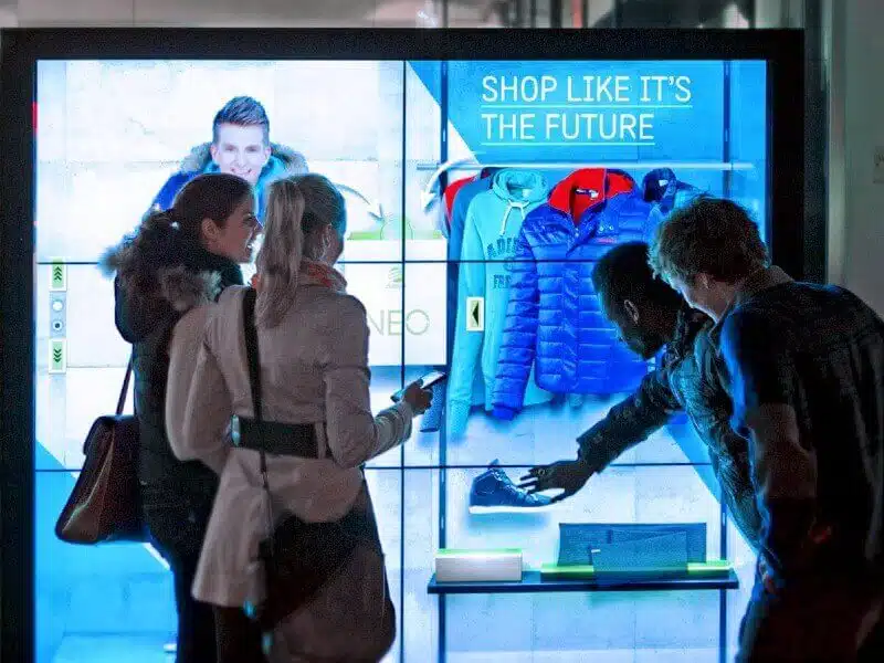 Dispositif outdoor tactile shopping multicanal