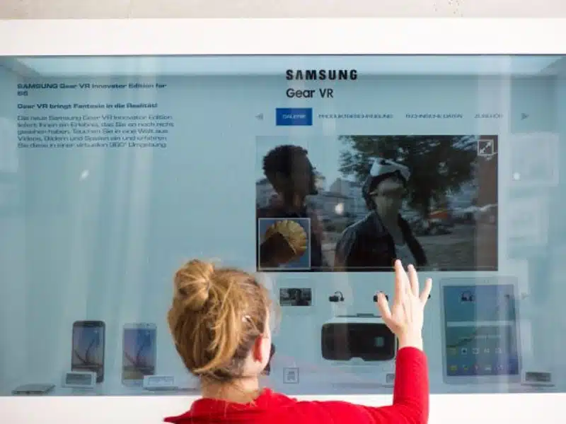 borne tactile avec écran transparent