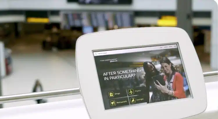 borne interactive avec une support iPad avec système fixation sur rail