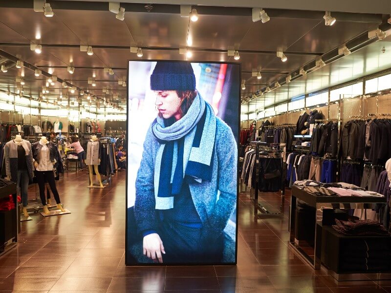 Écran publicitaire : affichage dynamique dans un magasin utilisant le digital