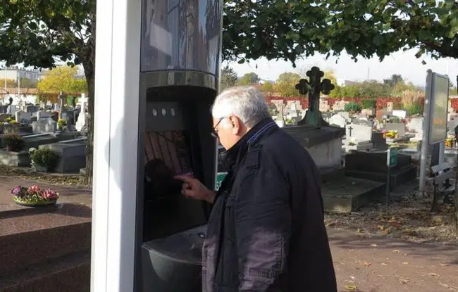 TombFinder application tactile recherche cimetière