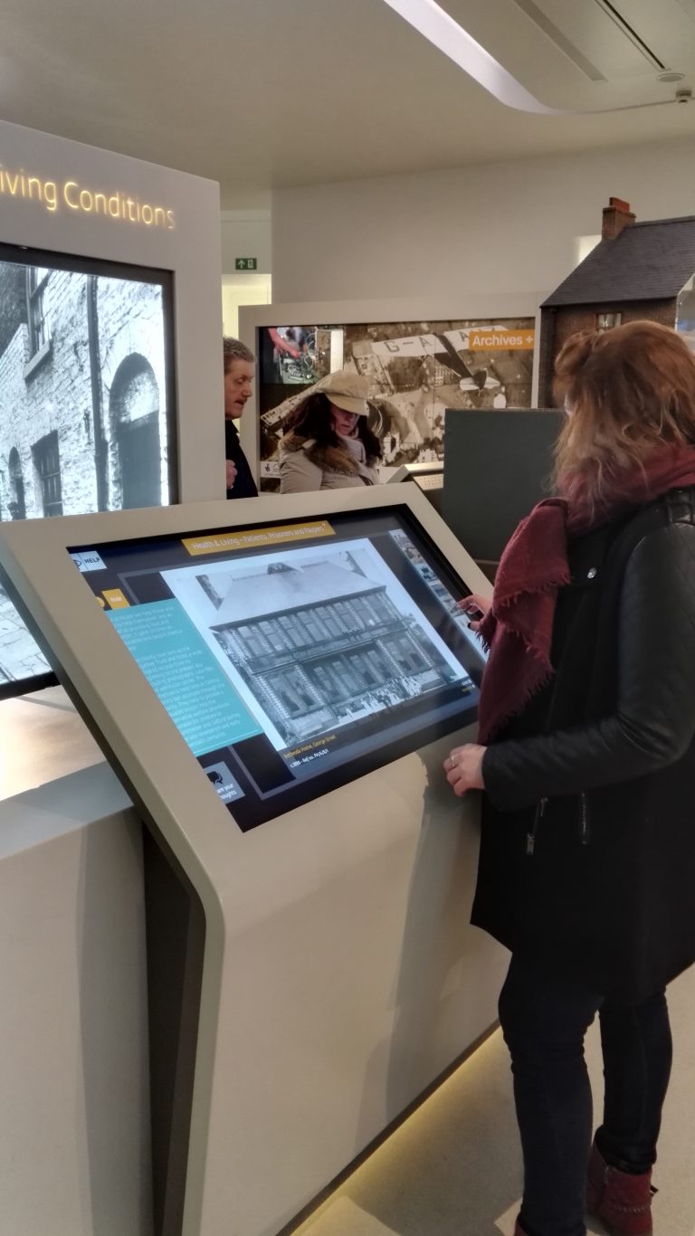 borne tactile musée enrichissement expositions