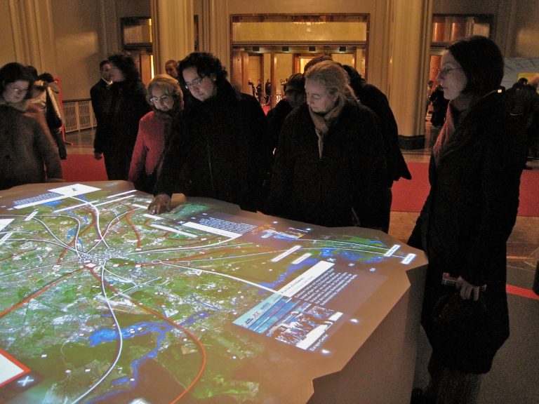 table tactile multitouch mairie pour expérience collaborative