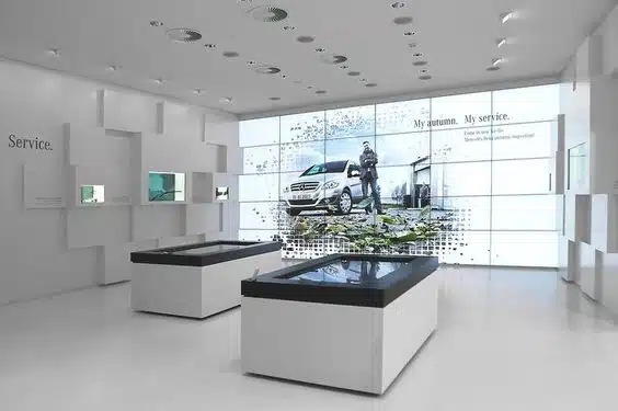 table tactile mur d'images concession automobile mercedes benz
