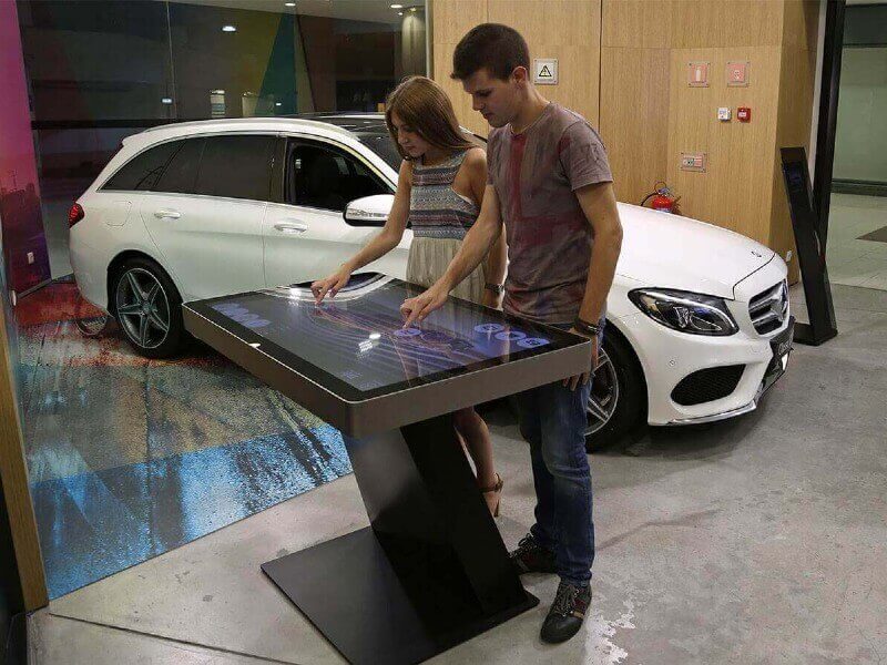 Marketing automobile : table digitale en concession