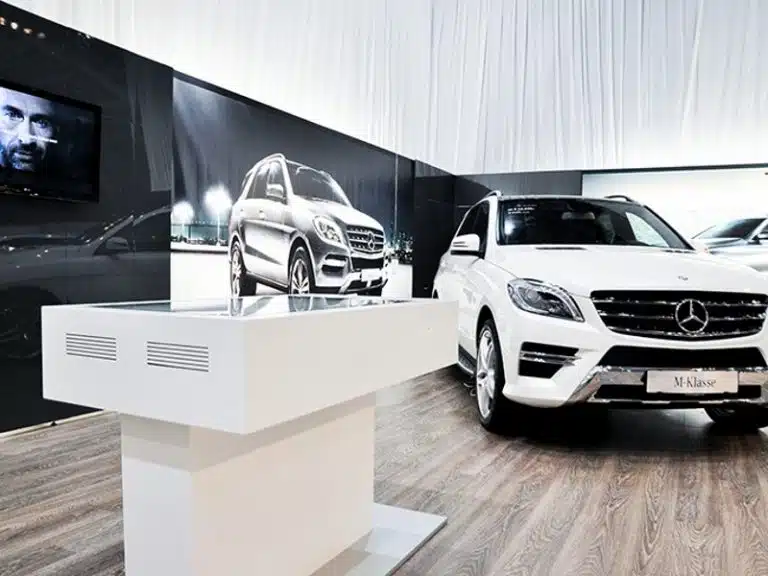 Affichage dynamique et showrooms automobiles : Solutions de digitalisation des concessions automobiles / outil de digitalisation chez un concessionnaire automobile digital