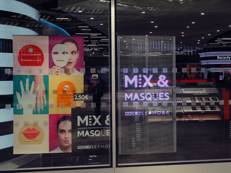 Cosmétique : Écran d'affichage dynamique en vitrine dans un magasin de cosmétiques