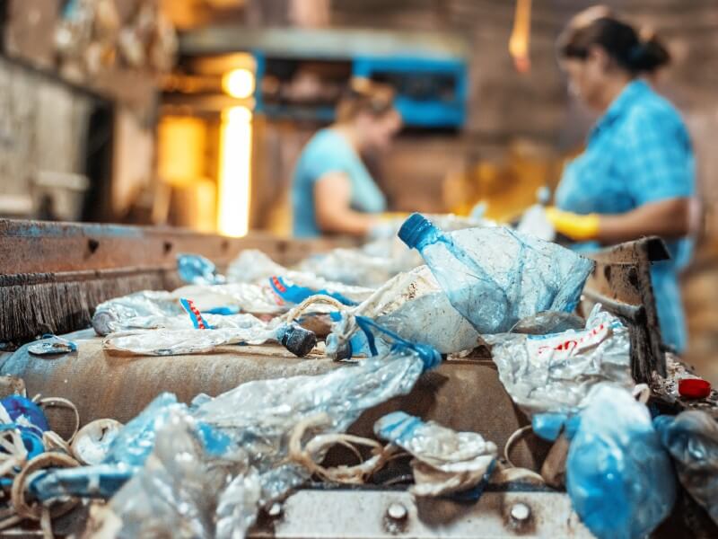Image de déchets plastiques pour Séché Environnement