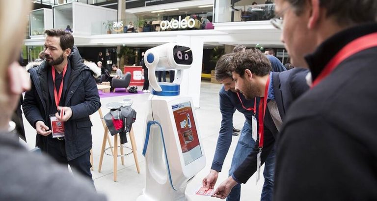 Borne d'information tactile robot retail