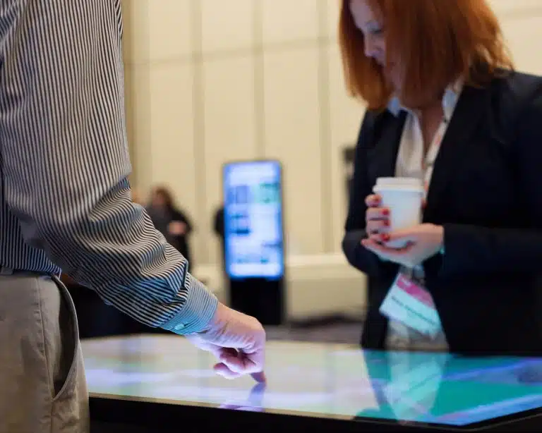 table connectée travail collaboratif écoles et entreprises