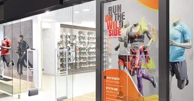 Ecran transparent OLED 55 pouces vitrine magasin