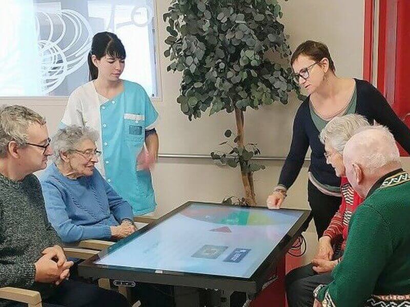 Innovations, nouvelles technologies, et jeux pour personnes âgées sur des tables tactiles dans les EHPAD ou en maison de retraite, favorise la communication