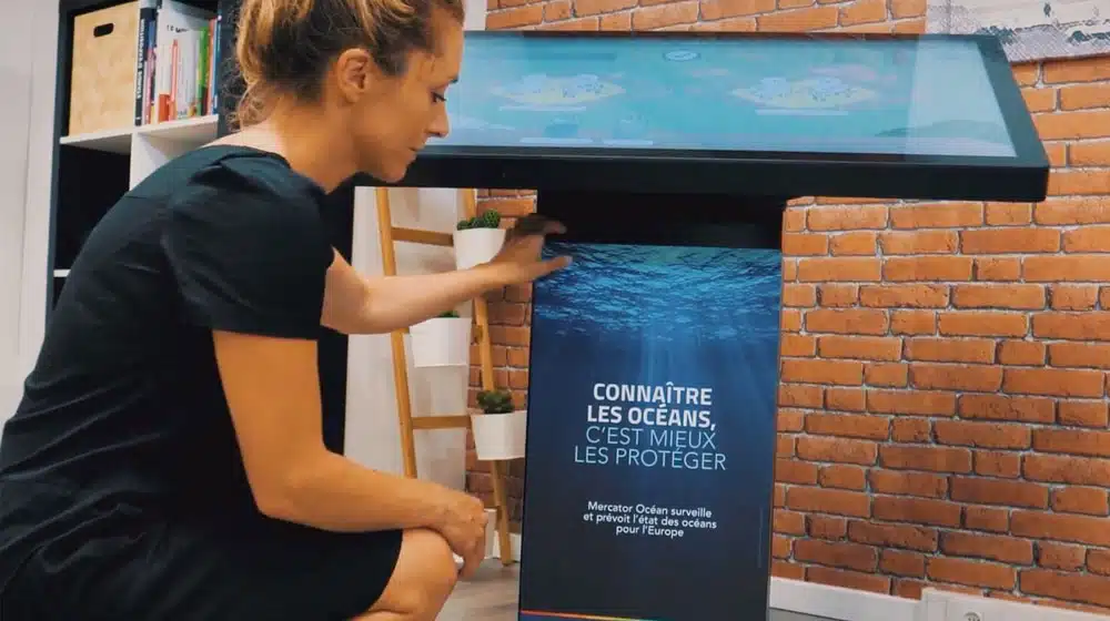 Borne écran tactile 43 pouces stickers