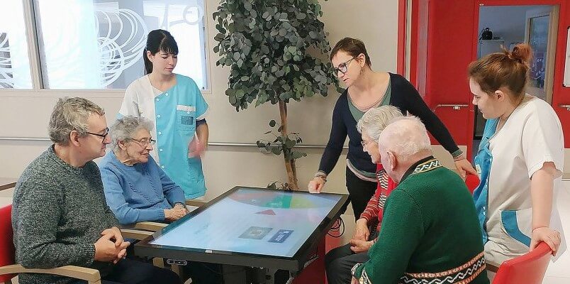 Occupation ludique et jeux pour personnes âgées en EHPAD ou en maison de retraite grâce au tactile