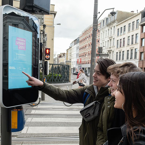 Ecran tactile outdoor lumineux smart city