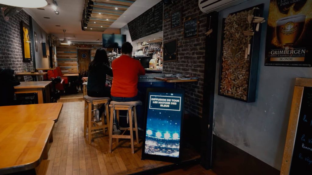 stop trottoir chevalet numérique 43 pouces restaurants bars cafés