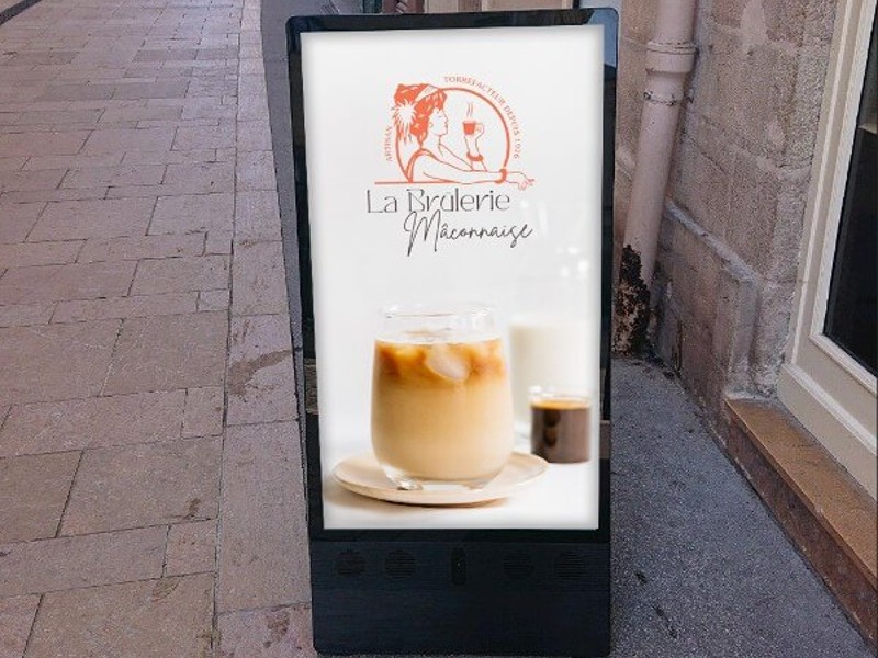 Chevalet numérique stop trottoir digital devant le Restaurant La Brulerie, dispositif interactif