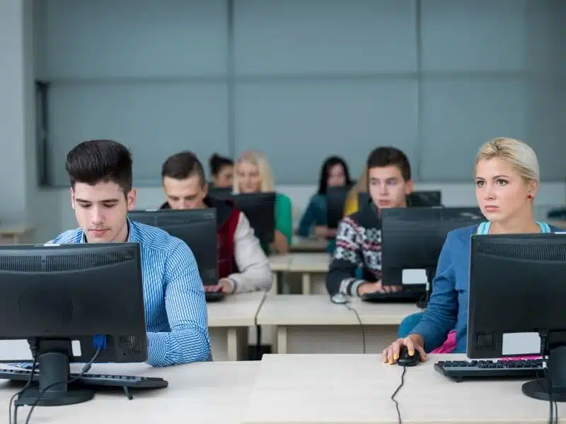 Étudiant en université face au tableau