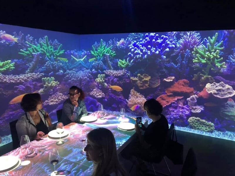 Mur d'images dans un restaurant du futur pour proposer une expérience immersive