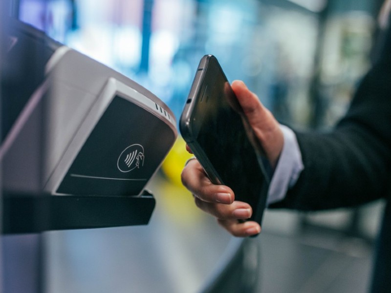 Paiement sans contact grâce à la technologie NFC dans le secteur du retail, digitalisation du paiement