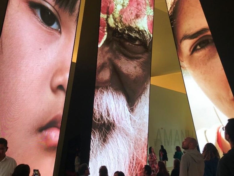 Écrans géants dans le Musée de Demain à Rio de Janeiro