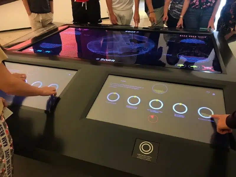 Table tactile dans le Musée de Demain à Rio de Janeiro, le numérique au service de la transmission culturelle