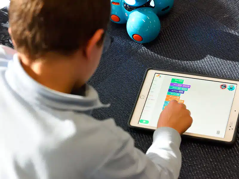 Enseignement à distance éducation numérique, logiciel pédagogique et e-learning, robots éducatifs