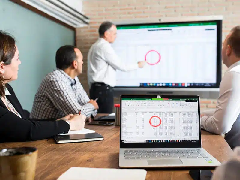 Digitaliser les centres de formation et les tiers-lieux avec un écran numérique interactif