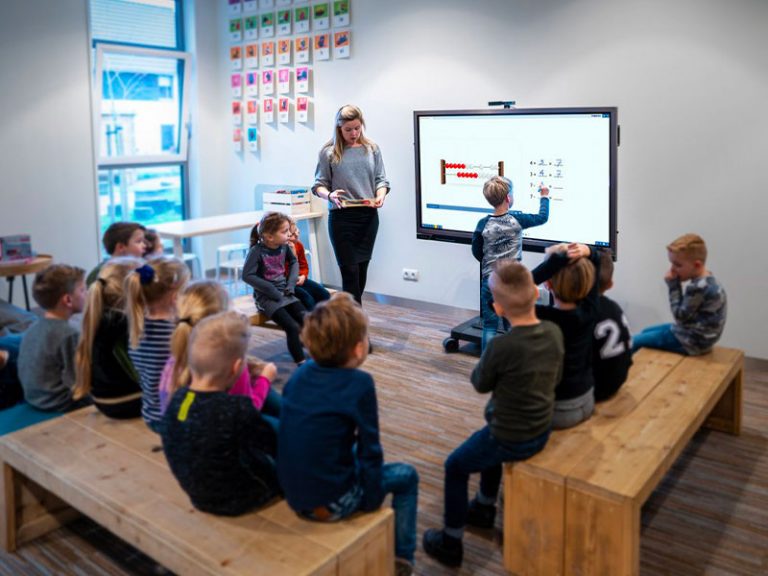 Education tableau numérique interactif tactile école primaire
