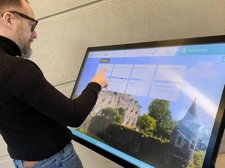 Digitalisation avec une borne tactile d'affichage légal numérique, le digital dans les mairies, service public
