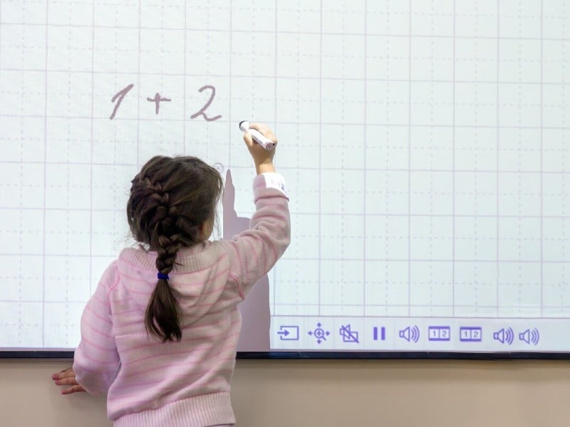 Tableau blanc interactif dans l'enseignement avec une classe inversée, la classe de demain sera tactile