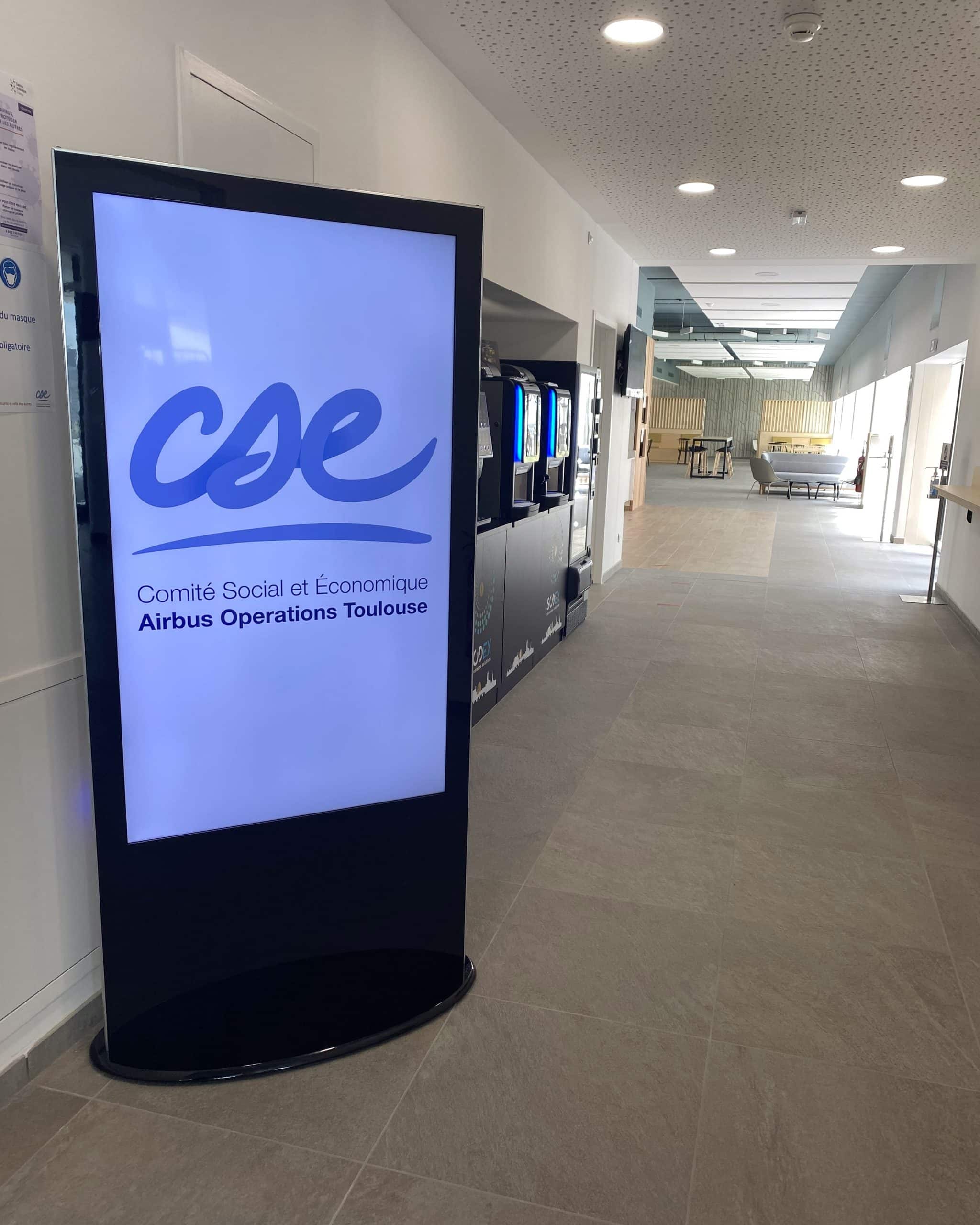 Totem d'affichage dynamique iSLIM Airbus