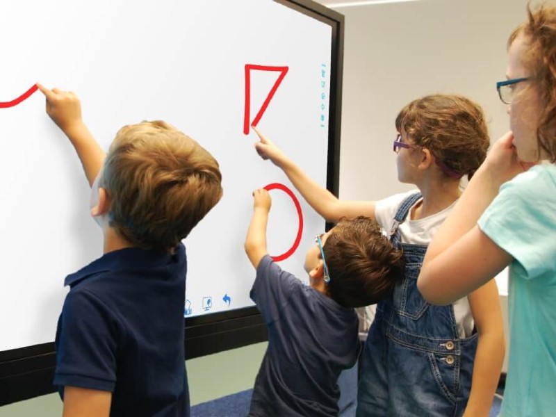 Écran numérique interactif digital dans une école primaire