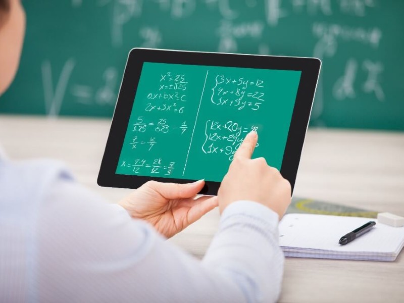 Tablette tactile numérique dans l'enseignement avec le BYOD (Bring Your Own Device) en salle de classe inversée à l'école