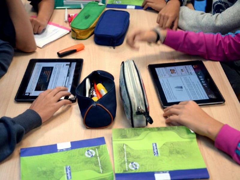 Manuel numérique d'enseignement sur tablette tactile pour améliorer la performance scolaire à l'école. La formation de l'enseignant au numérique devient primordiale.