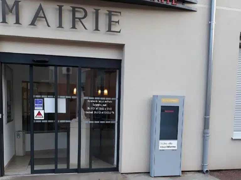 Totem tactile extérieur devant la Mairie de Saint-Estève