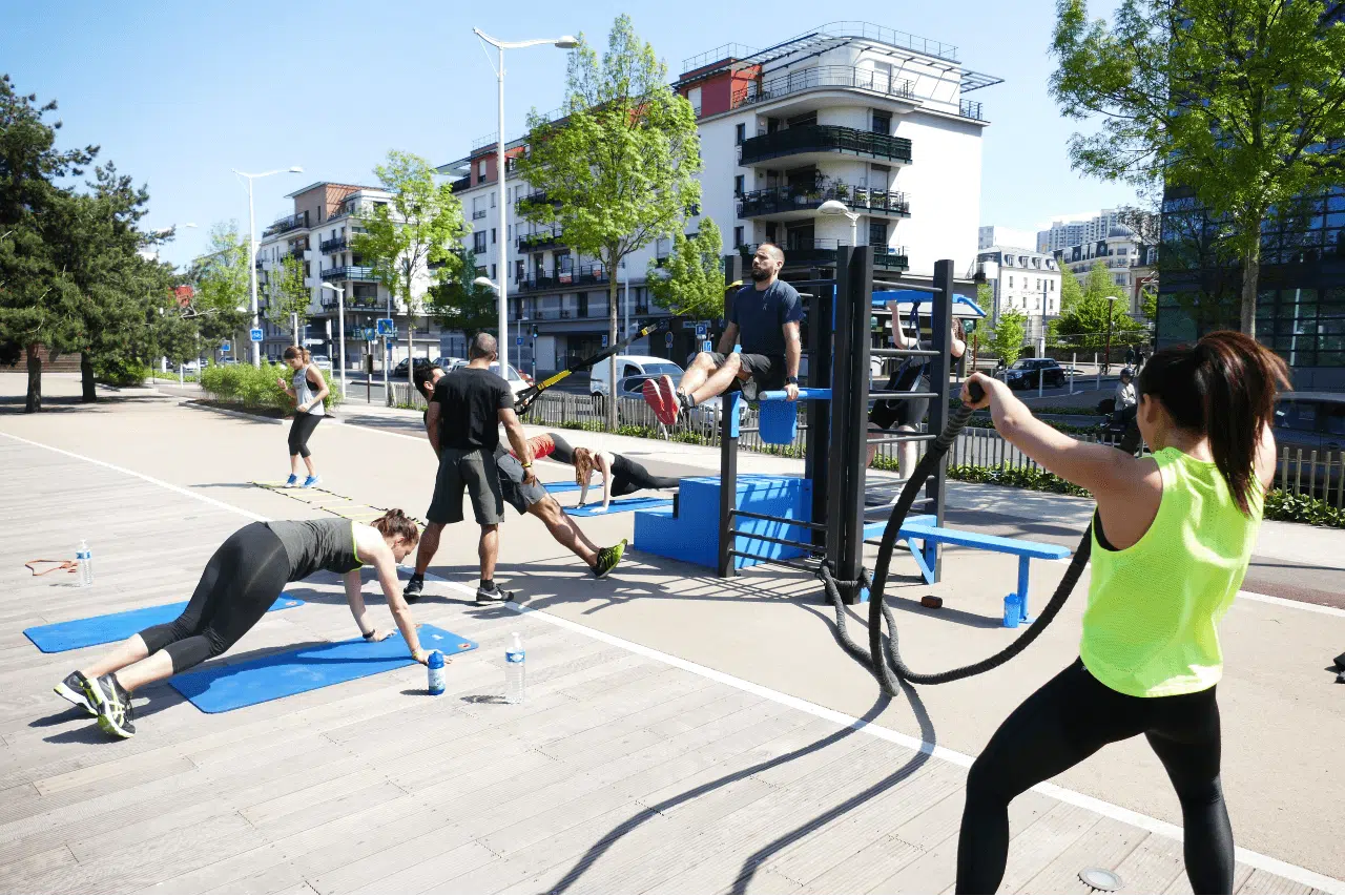 Promouvoir le sport en plein air avec un coach virtuel sur écran tactile