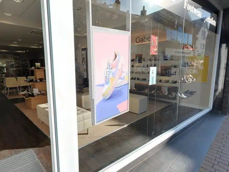 Totem, écran LCD publicitaire d'affichage dynamique dans la vitrine d'un commerce/magasin