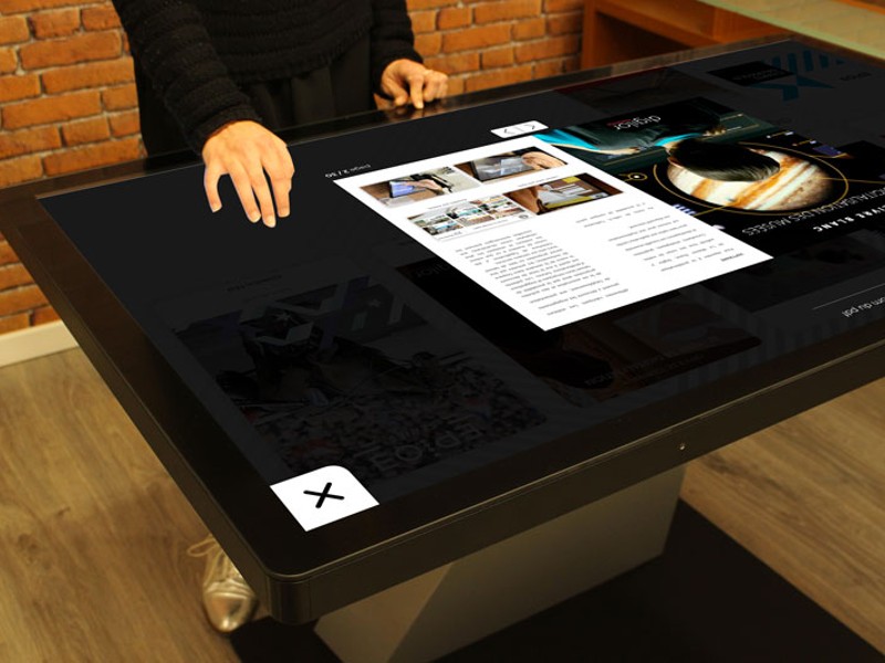 Utilisation d'une table tactile dans une université pour consulter de la documentation