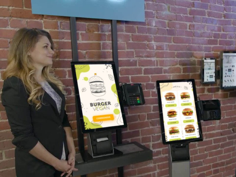 Bornes de commande dans un restaurant, tableaux de menus numériques