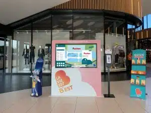 Borne tactile avec plan interactif au centre commercial BEST