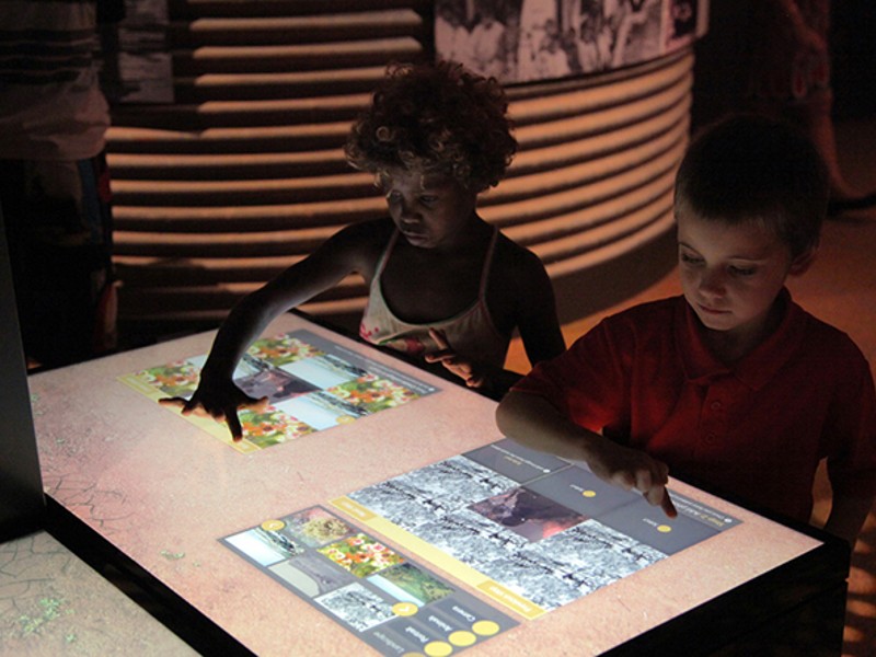 Utilisation d'une table tactile par des enfants dans une médiathèque