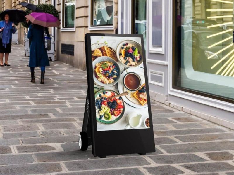 Innovations digitales et digitalisation des restaurants, chevalet d'affichage numérique outdoor pour commerces