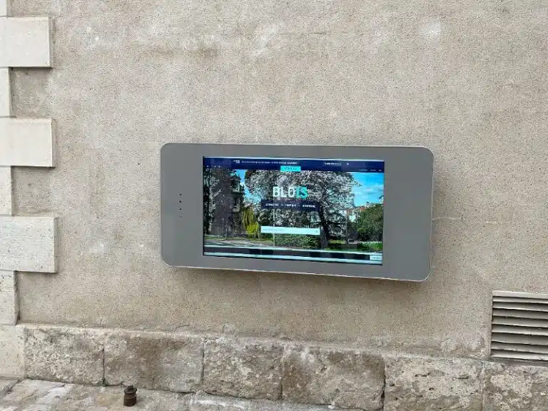 écran tactile outdoor mairie de Blois