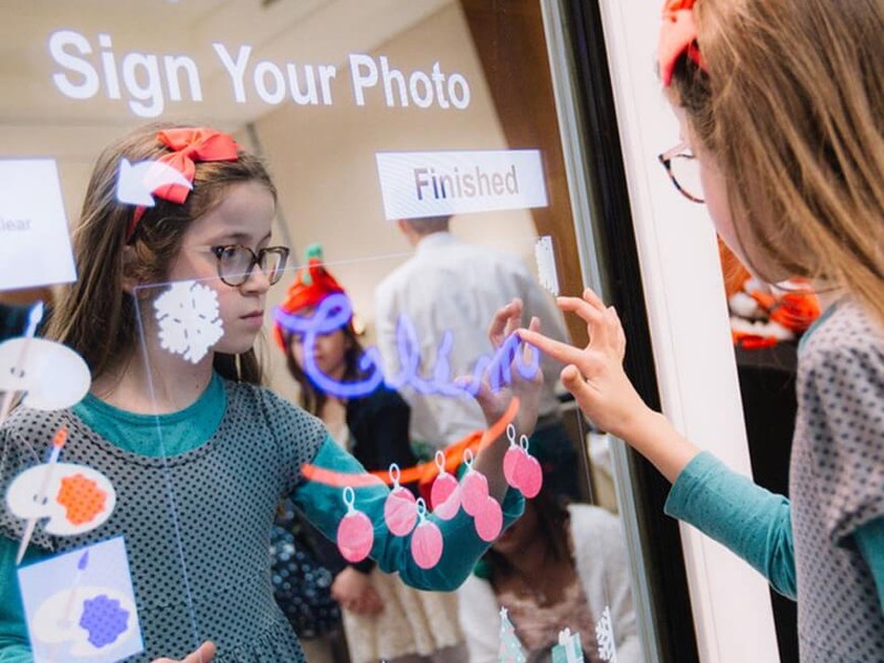 Miroir a selfie avec stickers pour favoriser l'engagement client