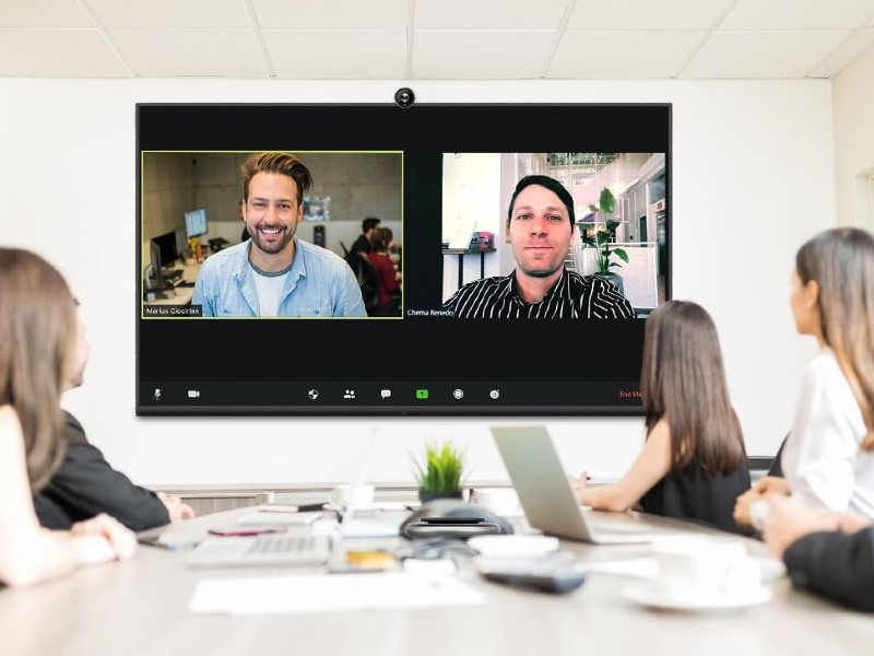 Écran numérique interactif dans une salle de réunion, entretien en visioconférence, le digital dans la gestion des RH
